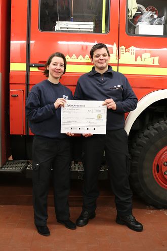 Ein Spendenscheck über 500€ für die Jugendfeuerwehr